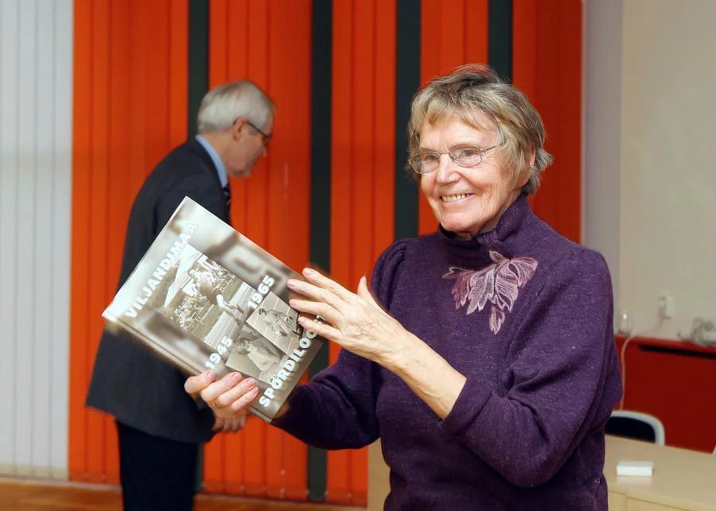 Aita Peters läinud detsembris kogumiku «Viljandimaa spordiloost 1945—1965» esitlusel. Raamatus on omajagu juttu temastki.