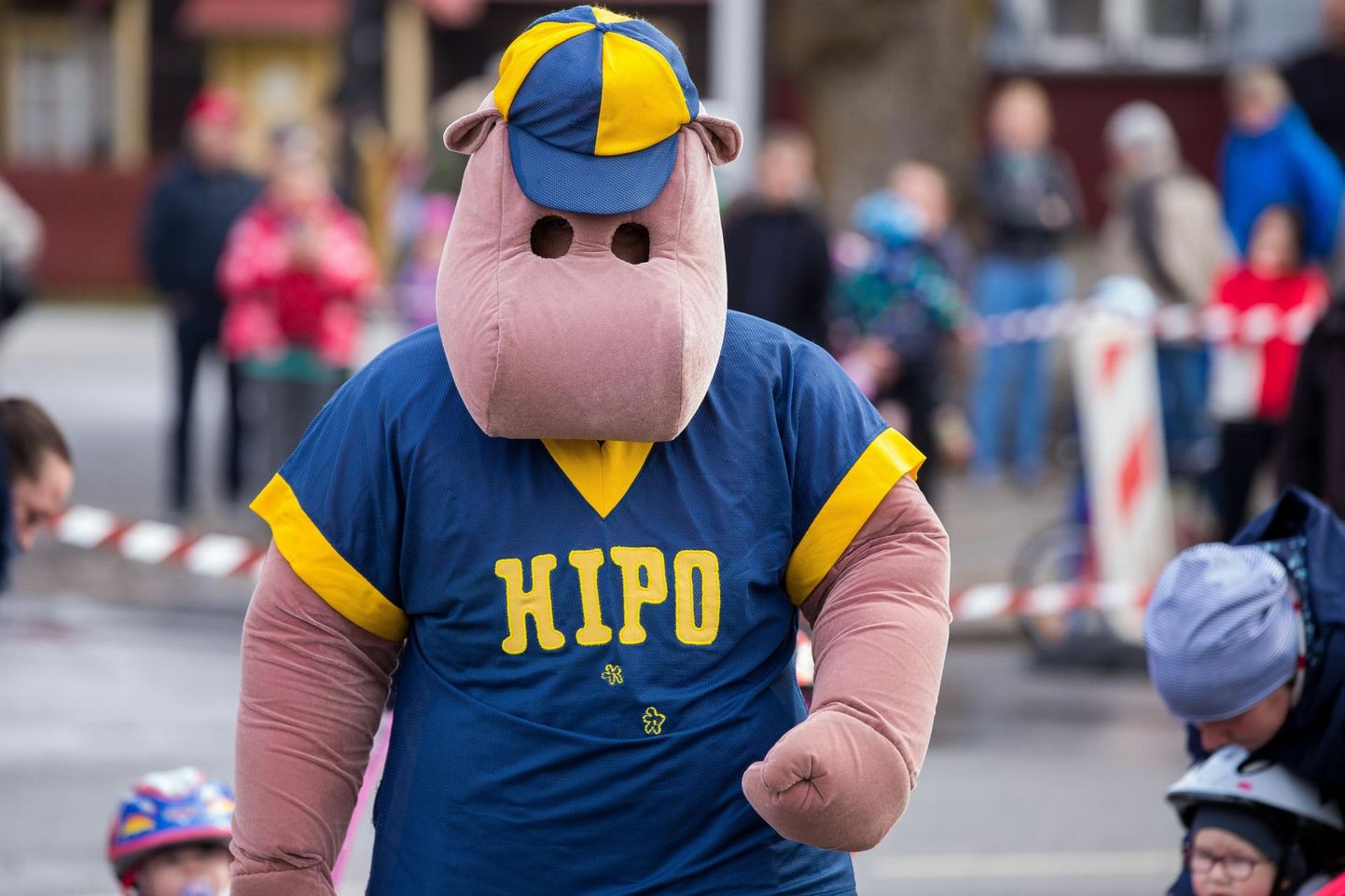 Paide kesklinnas 1. mail peetaval laste jalgrattasõidul on mudilasi rõõmustamas jõehobu Hipo. Maskoti kostüümi sees on alati olnud Kulno Klein, kellest sai nüüd Paide linnapea.