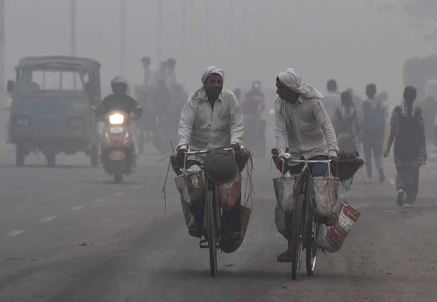Olukord on tõsine – varsti ei näe New Delhi liiklejad enam isegi liiklusmärke.