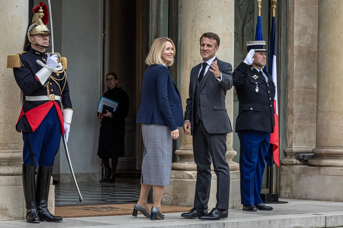 Emmanuel Macron tervitab Kaja Kallast.