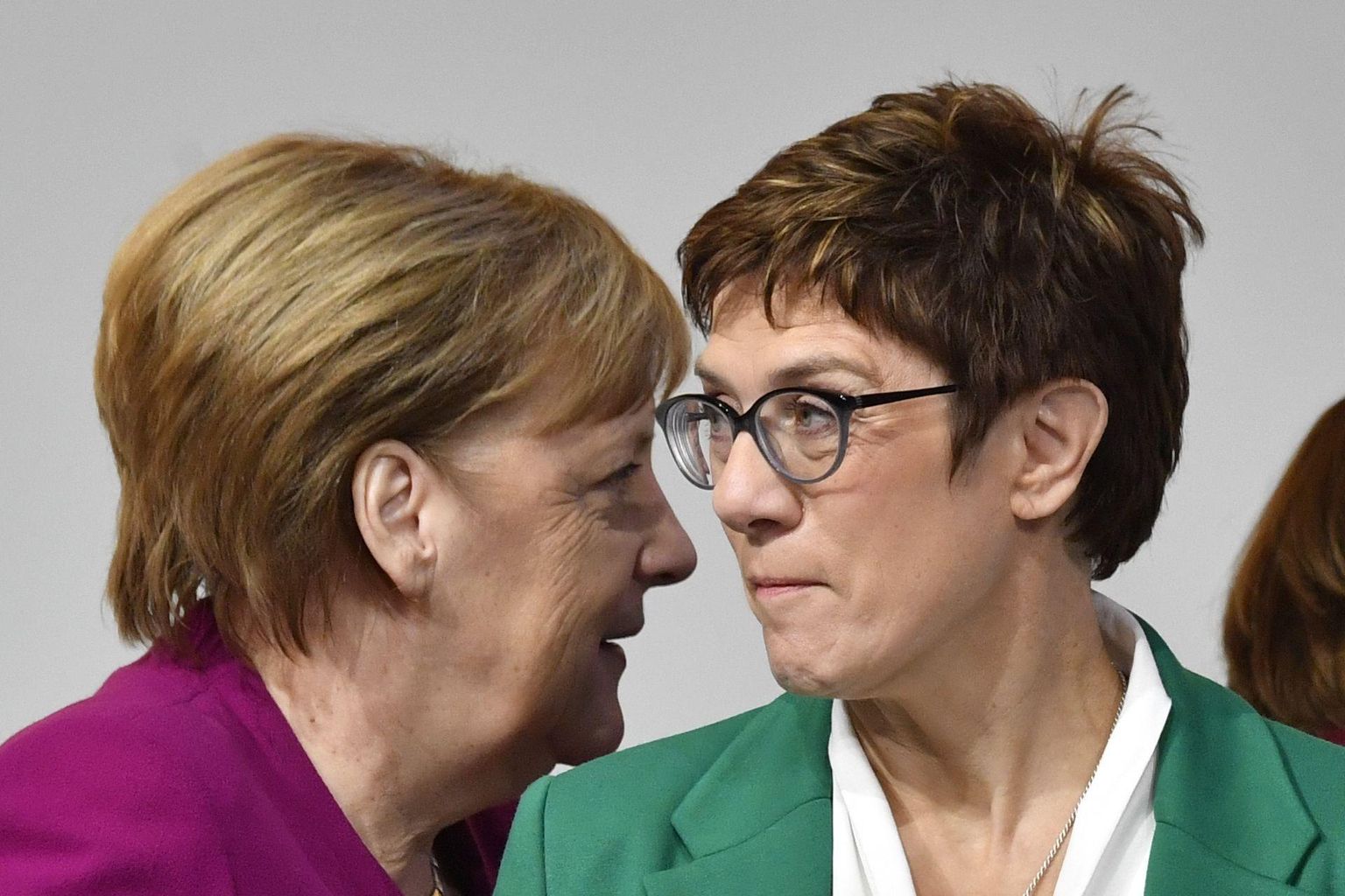 Annegret Kramp-Karrenbauer (paremal) teatas eile, et temast ei saa liidukantsler Angela Merkeli mantlipärijat.