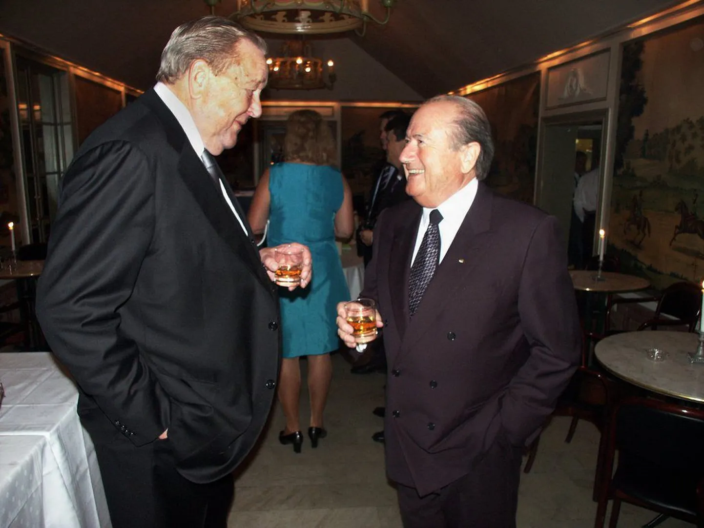 Euroopa Jalgpalliliidu UEFA ekspresident Lennart Johansson ja FIFA president Sepp Blatter (paremal)