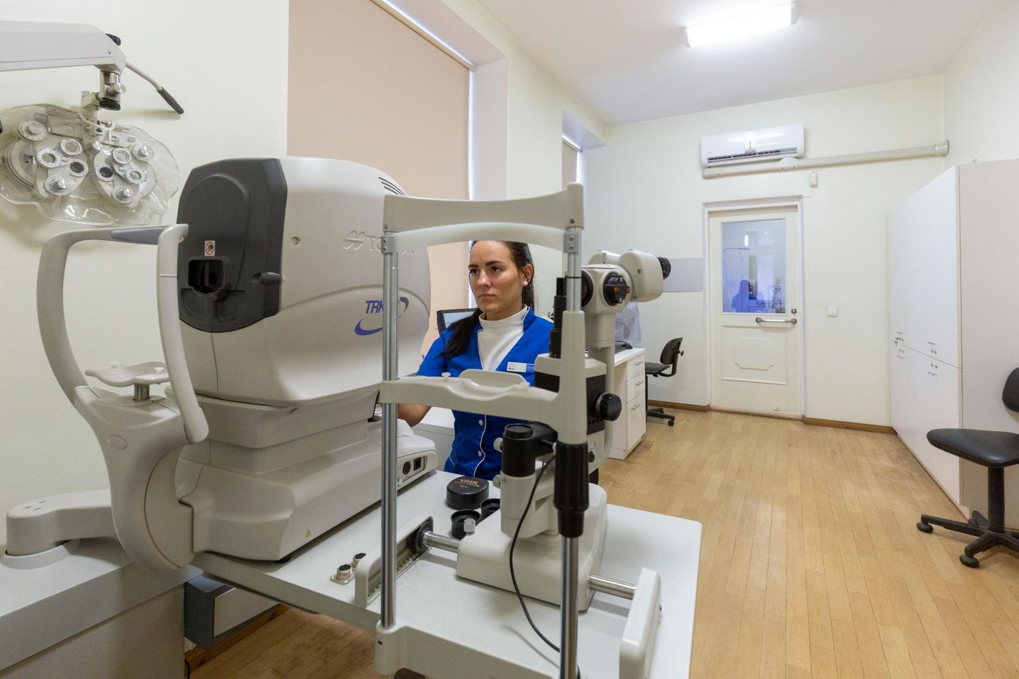 Pro Optika ruumis, kus praegu võtavad patsiente vastu kordamööda arstid ja optometristid, ei pruugi edaspidi arstid tööd jätkata. Pildil on optometrist Marta Särk.