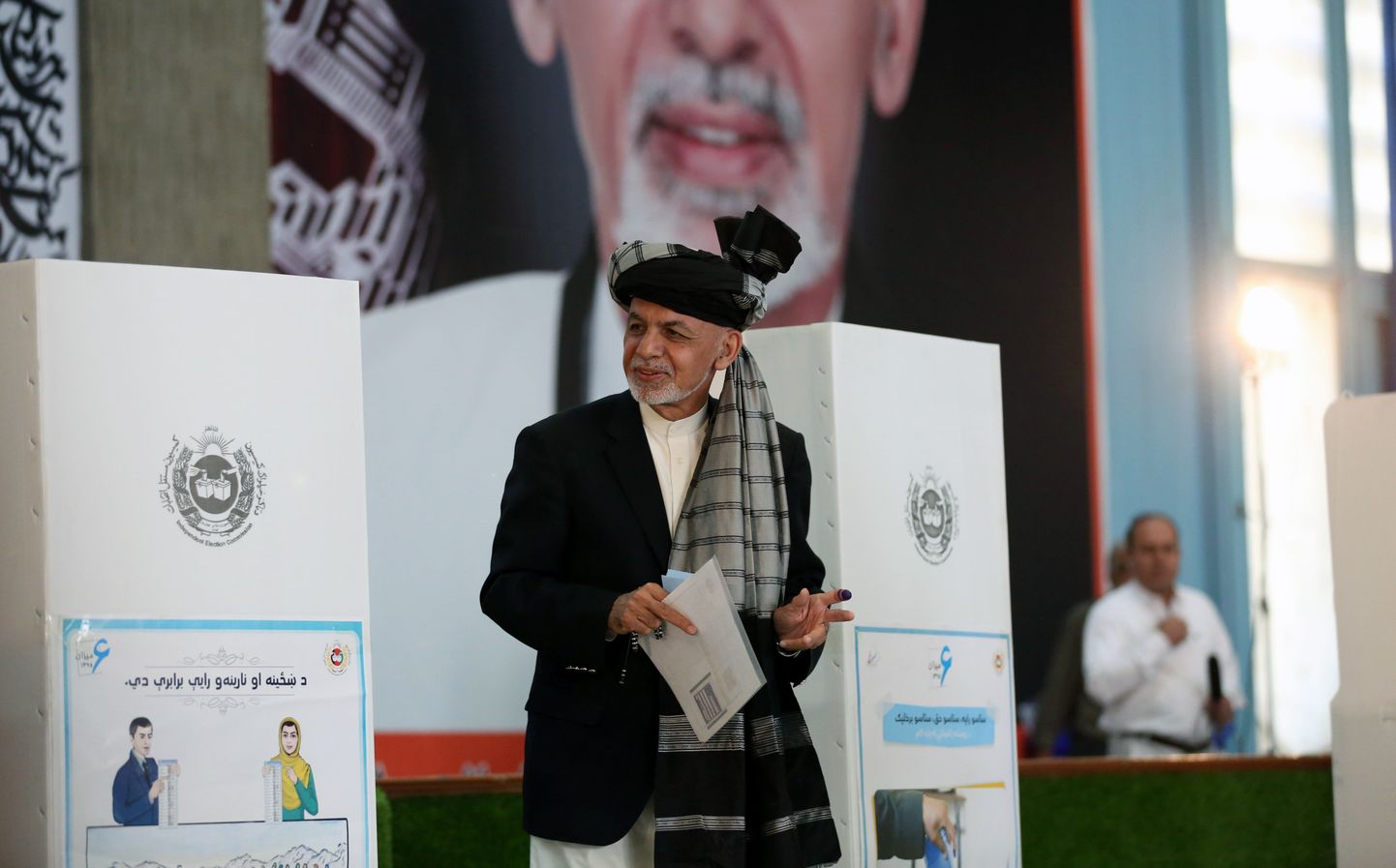 Afganistānas prezidents Ašrafs Gani nodod savu balsi prezidenta vēlēšanās Kabulā