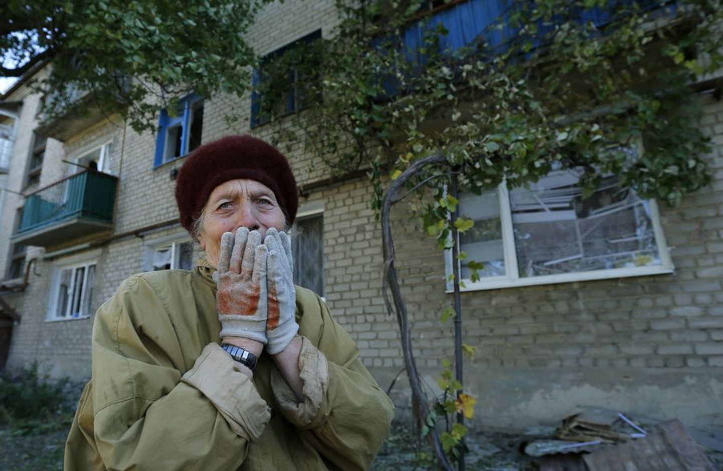 Läbi terve suve ja sügise Ida-Ukrainas möllanud relvakonflikt on rööpast välja löönud tuhandete tsiviilisikute elu. Eelmisel nädalal oli paljude teiste seas põhjust ahastuseks Donetski lähedal asuva Pisky küla elanikul Maria Savchenkol (pildil), kelle kodu sai pommitamise tagajärjel tugevalt kannatada.