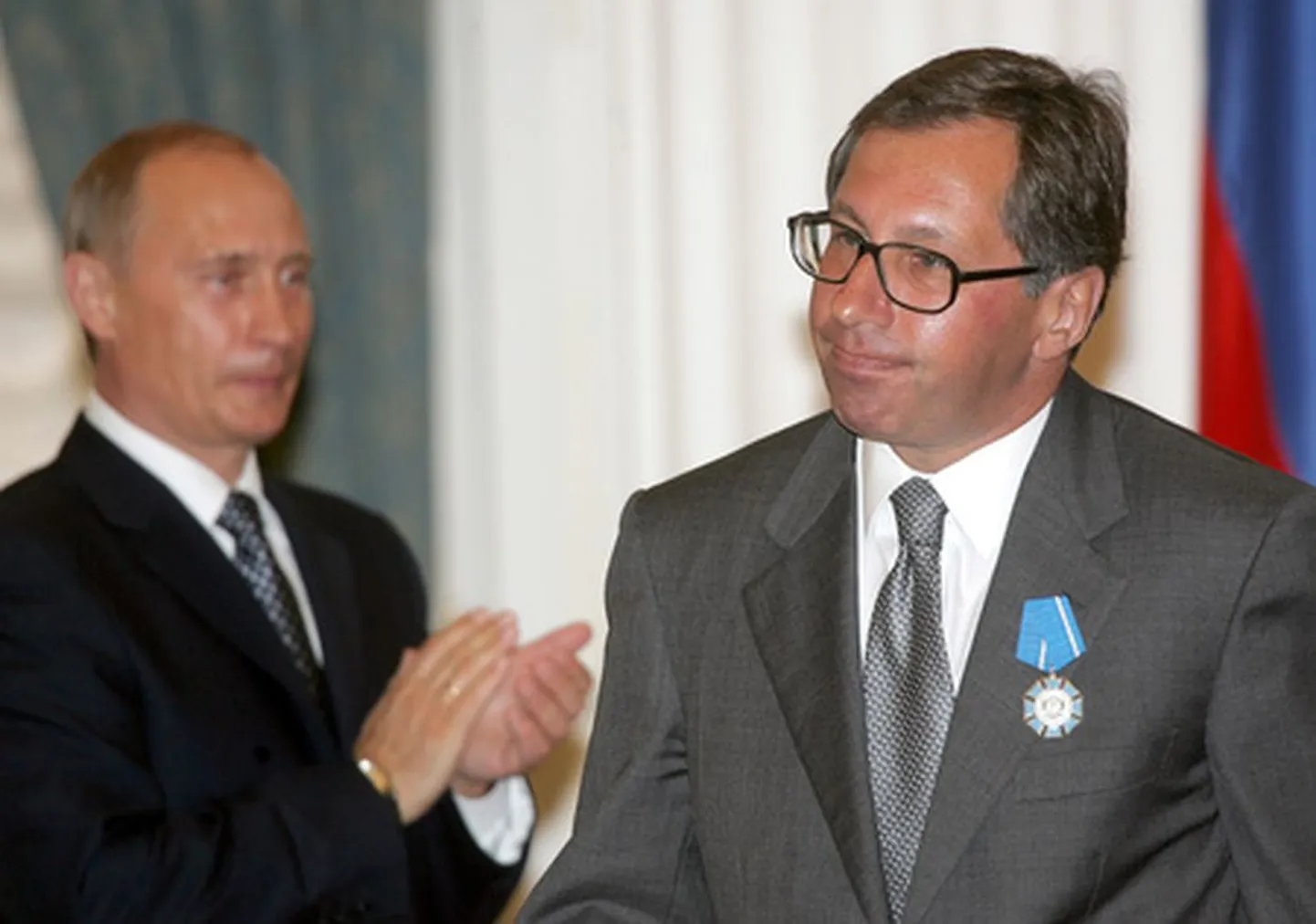 Uzņēmējs Pjotrs Avens (no labās) un Vladimirs Putins