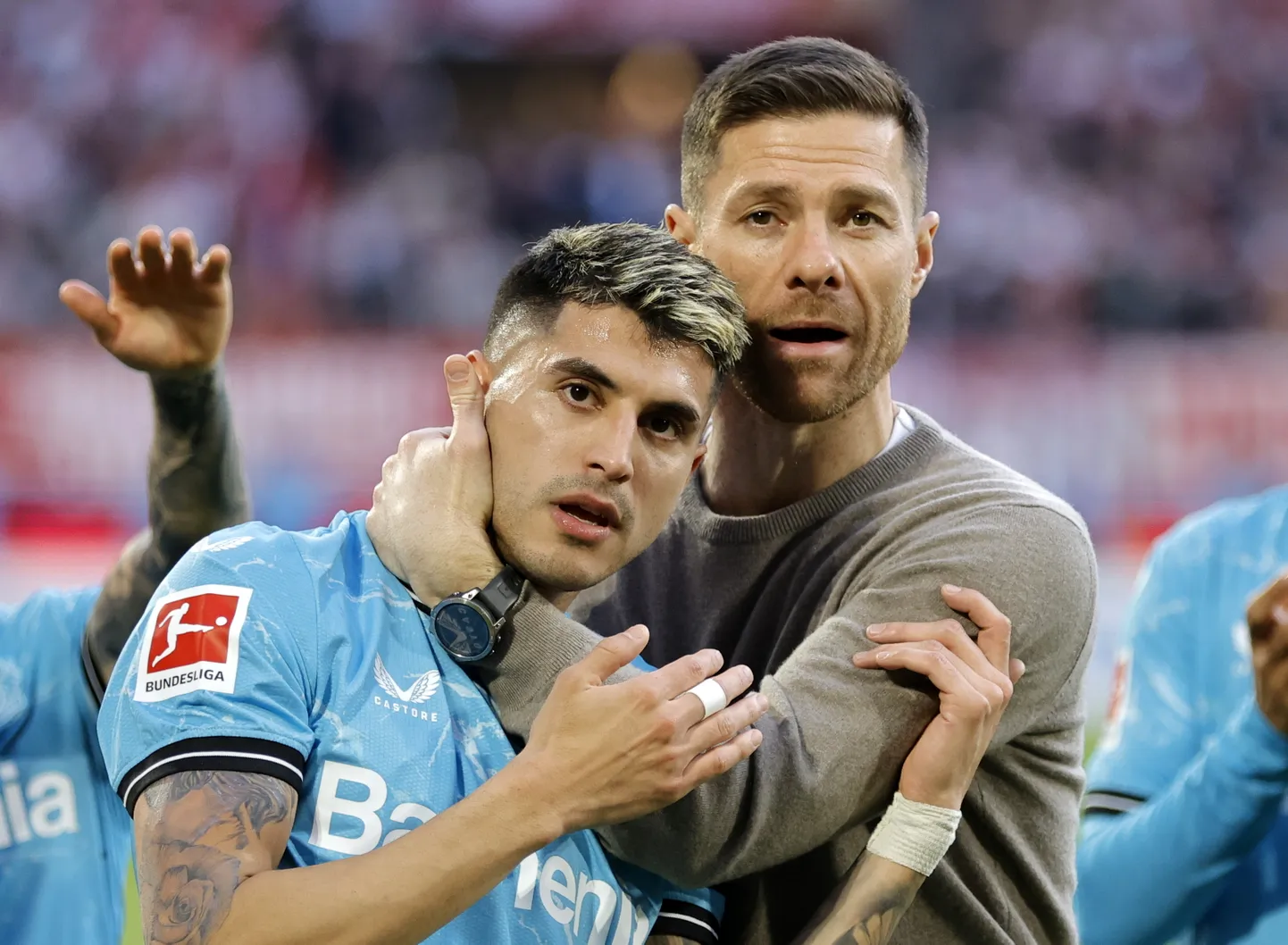 Leverkuseni Bayeri peatreener Xabi Alonso (paremal) õnnitleb pärast viimast võidumängu Kölniga Josip Stanisicit.