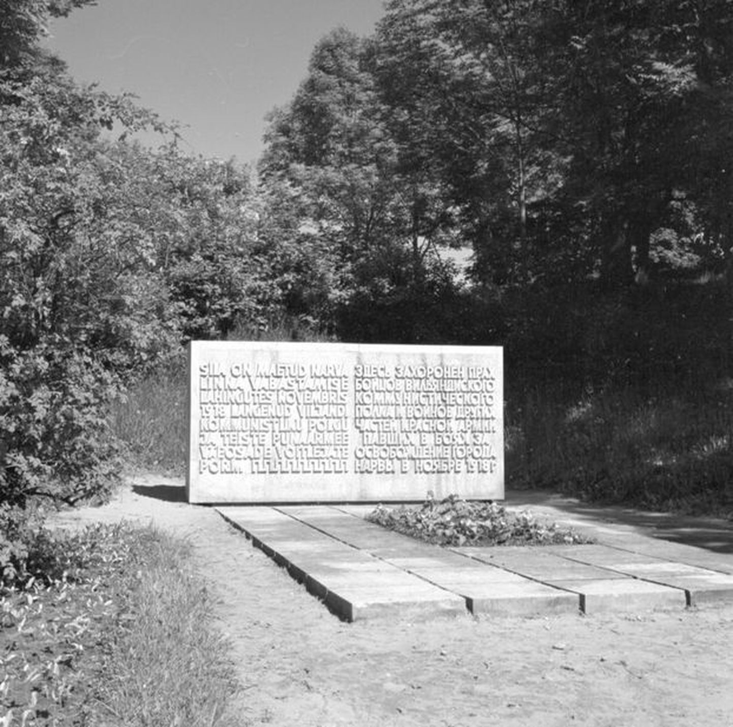 Mälestusmärk paigaldati Pimeaeda 1965. aastal.
