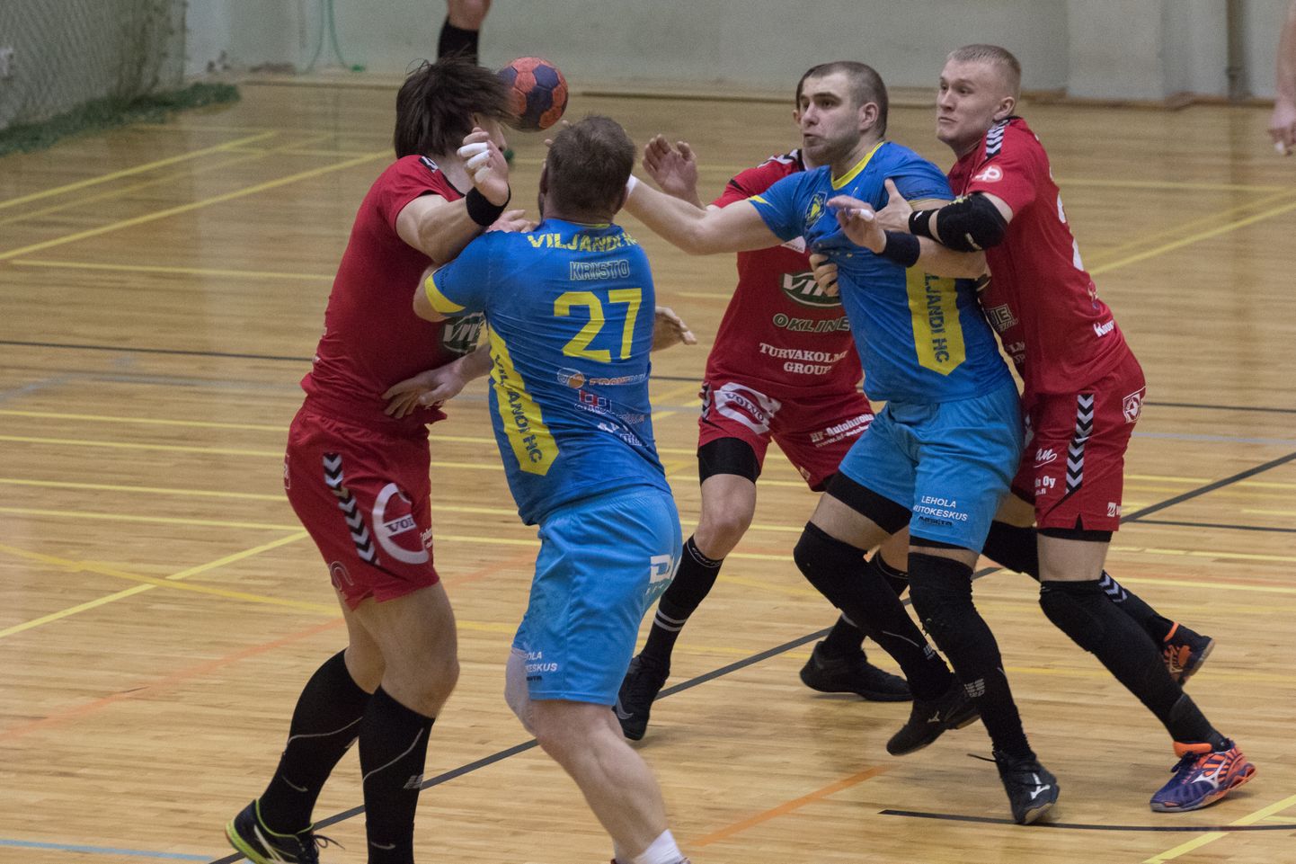 Balti liiga alagrupikohtumises käsipallis mängisid Viljandi HC (sinises) ja Riihimäen Cocks.