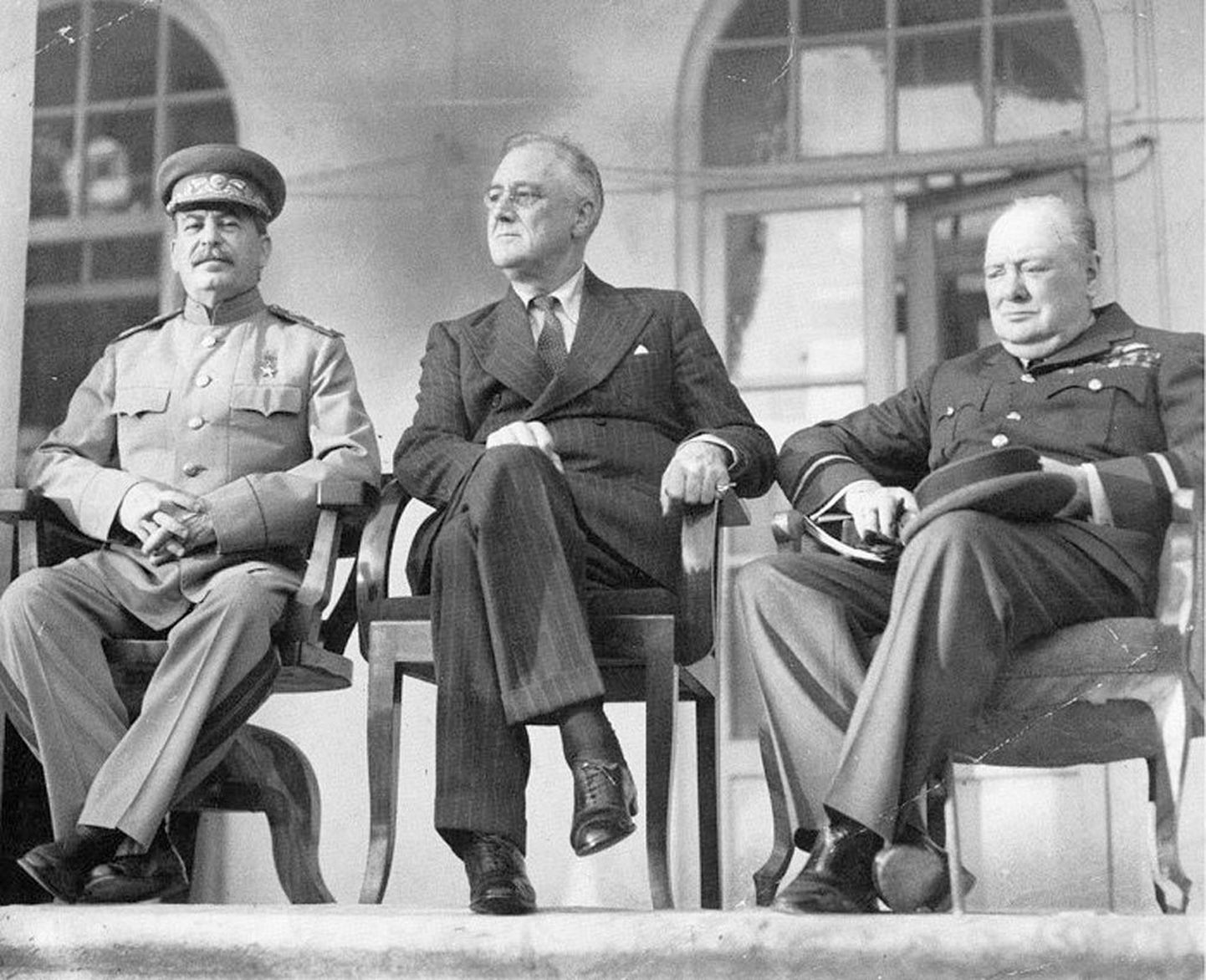 Jossif Stalin, Franklin D. Roosevelt ja Winston Churchill Teheranis 1943. Maailma sõjajärgne jaotamine oli hoos.