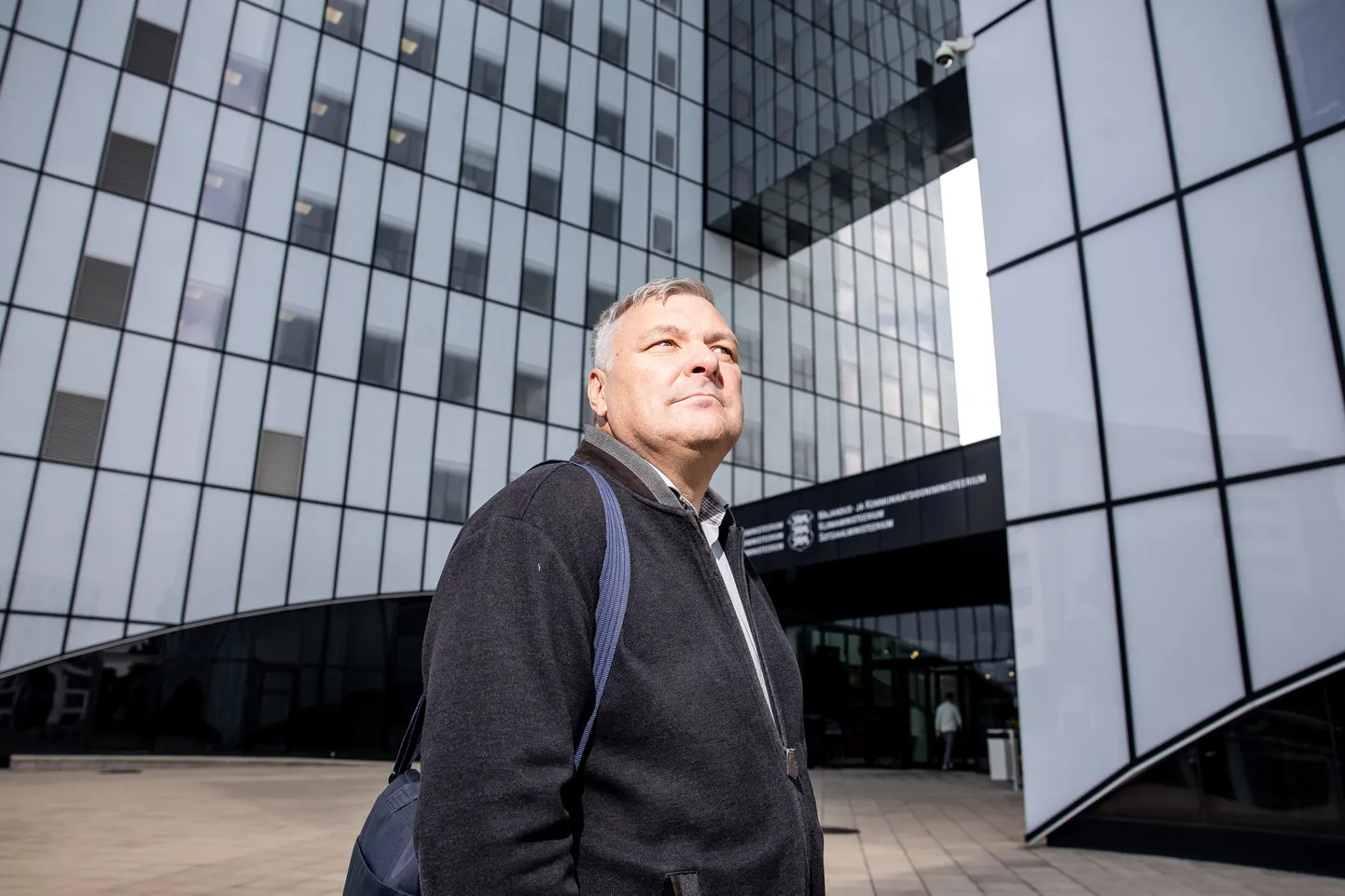 Siin- ja sealpool. Marko Pomerants superministeeriumi ees. Endine minister peab suhtekorraldajana tegema muu hulgas lobitööd riigiametites.