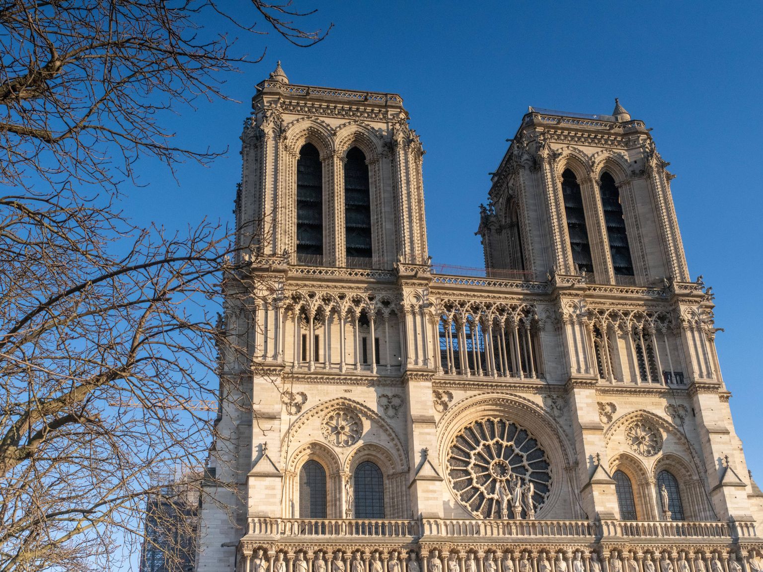 Pariisi kuulsas keskaegses Jumalaema kirikus lahvatas 15. aprillil 2019 tulekahju, mis hävitas pikihoone tammepuust ja pliist katuse ning kahjustas kiriku siseosa. Kaks torni jäid siiski püsti. Alates sellest on kirikut uuritud ja seda ehitatakse taas üles