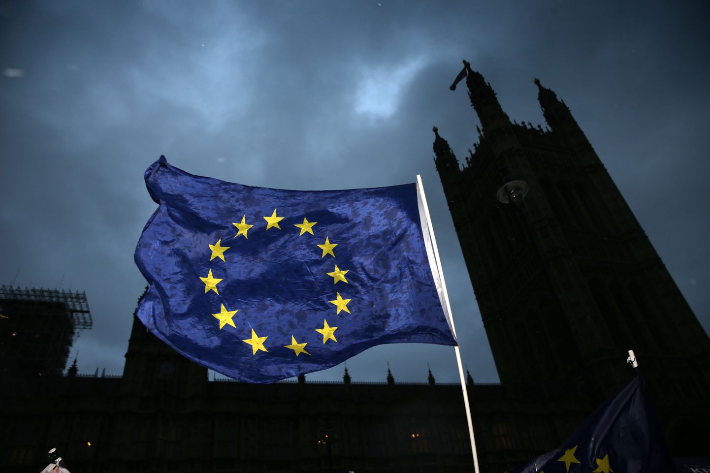 Флаг Евросоюза у здания парламента Великобритании.