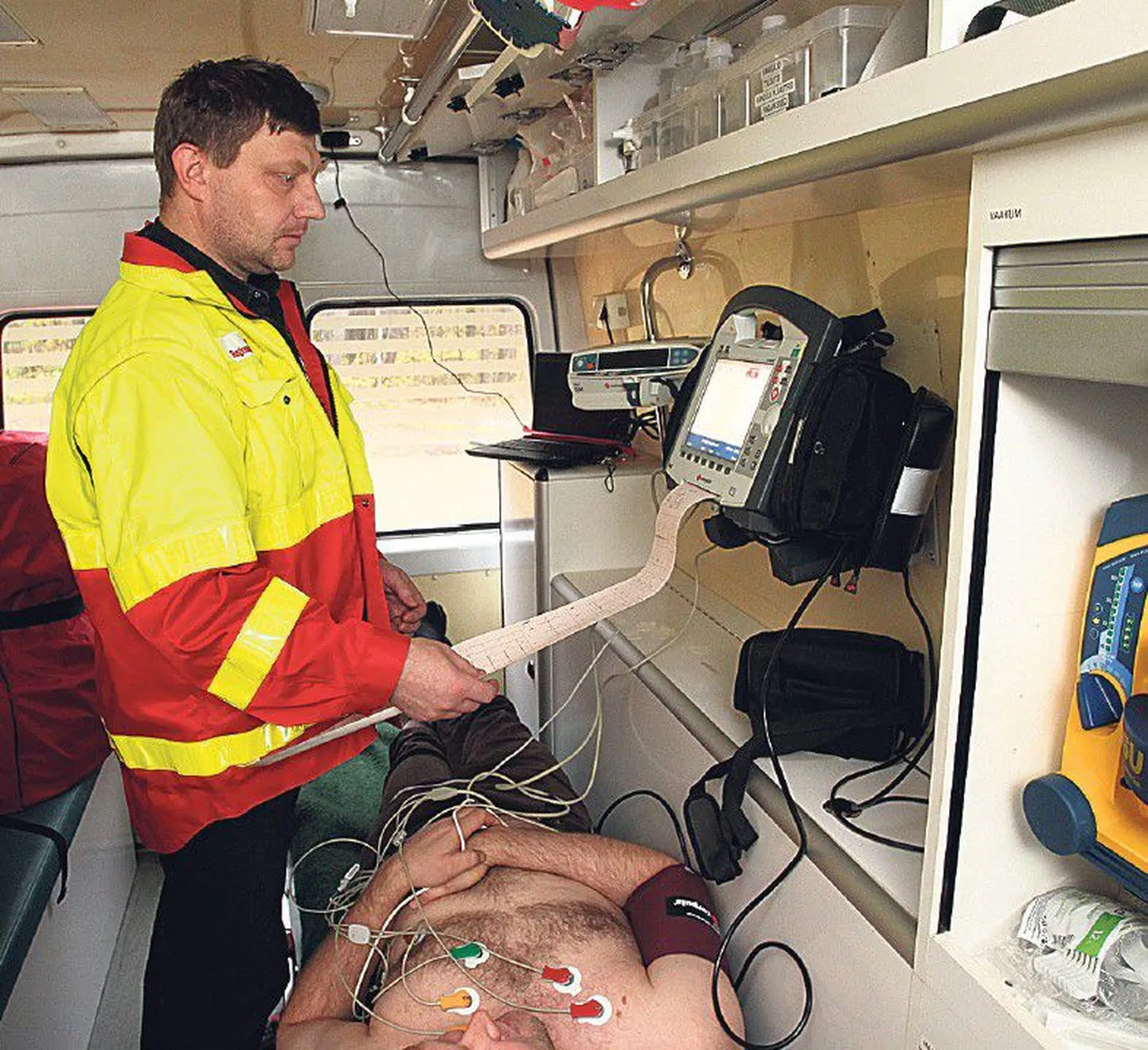Aare Sünter näitas Postimehe ajakirjaniku peal, kuidas töötavad telemeditsiini seadmed.