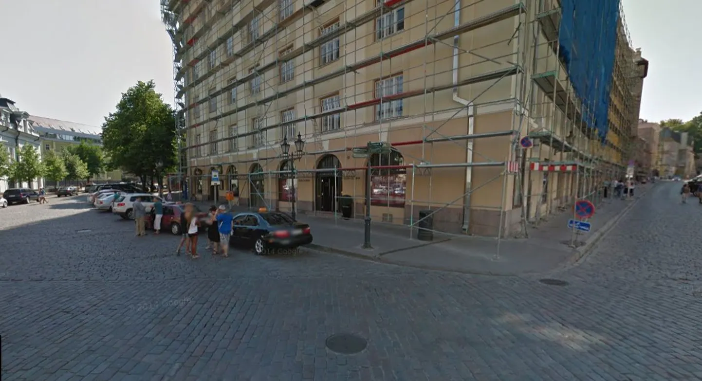Vanalinna maja, mille esimesel korrusel asub Urmas Sõõrumaa elukaaslasele kuuluv kauplus.