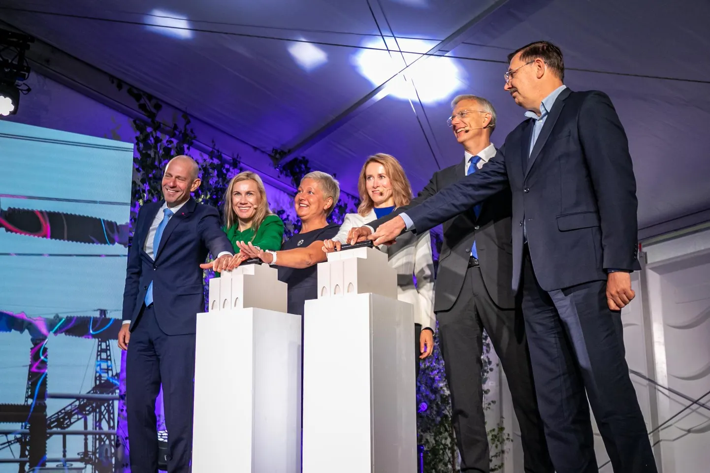 Eesti-Läti kolmanda elektriühenduse avamise paraadpilt, kus lülitit lükkavad kahe riigi peaministrid ja elektri põhivõrgu juhid.