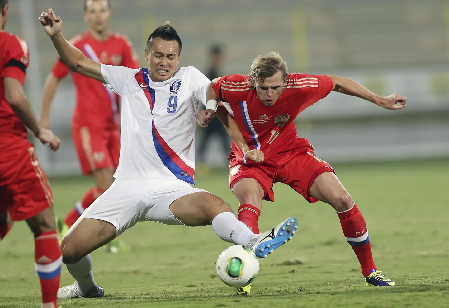 Дмитрий Тарасов (справа) в матче за сборную России.