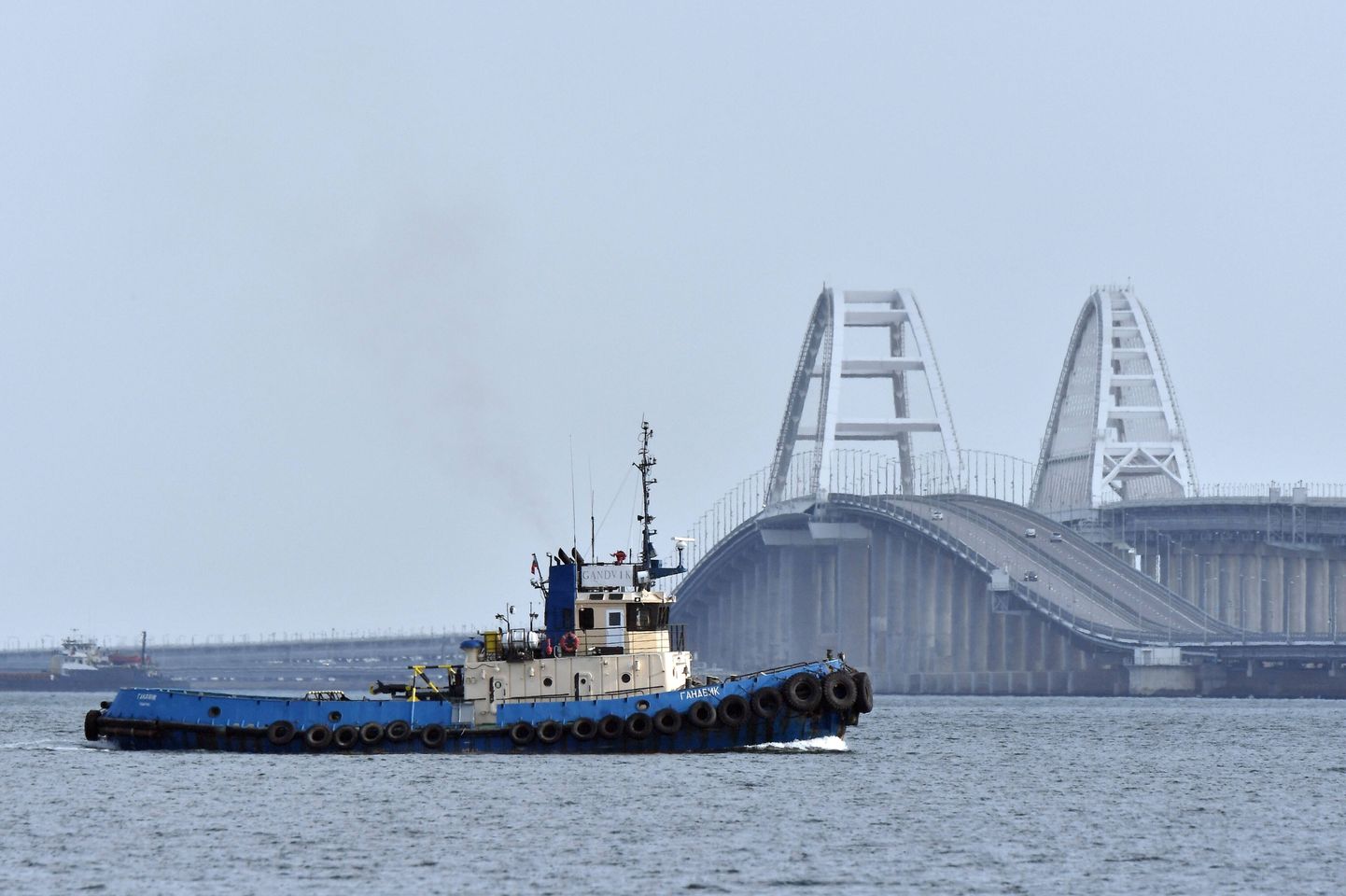 Vene patrull-laev Kertši väinas Krimmi silla lähedal tänavu septembris.