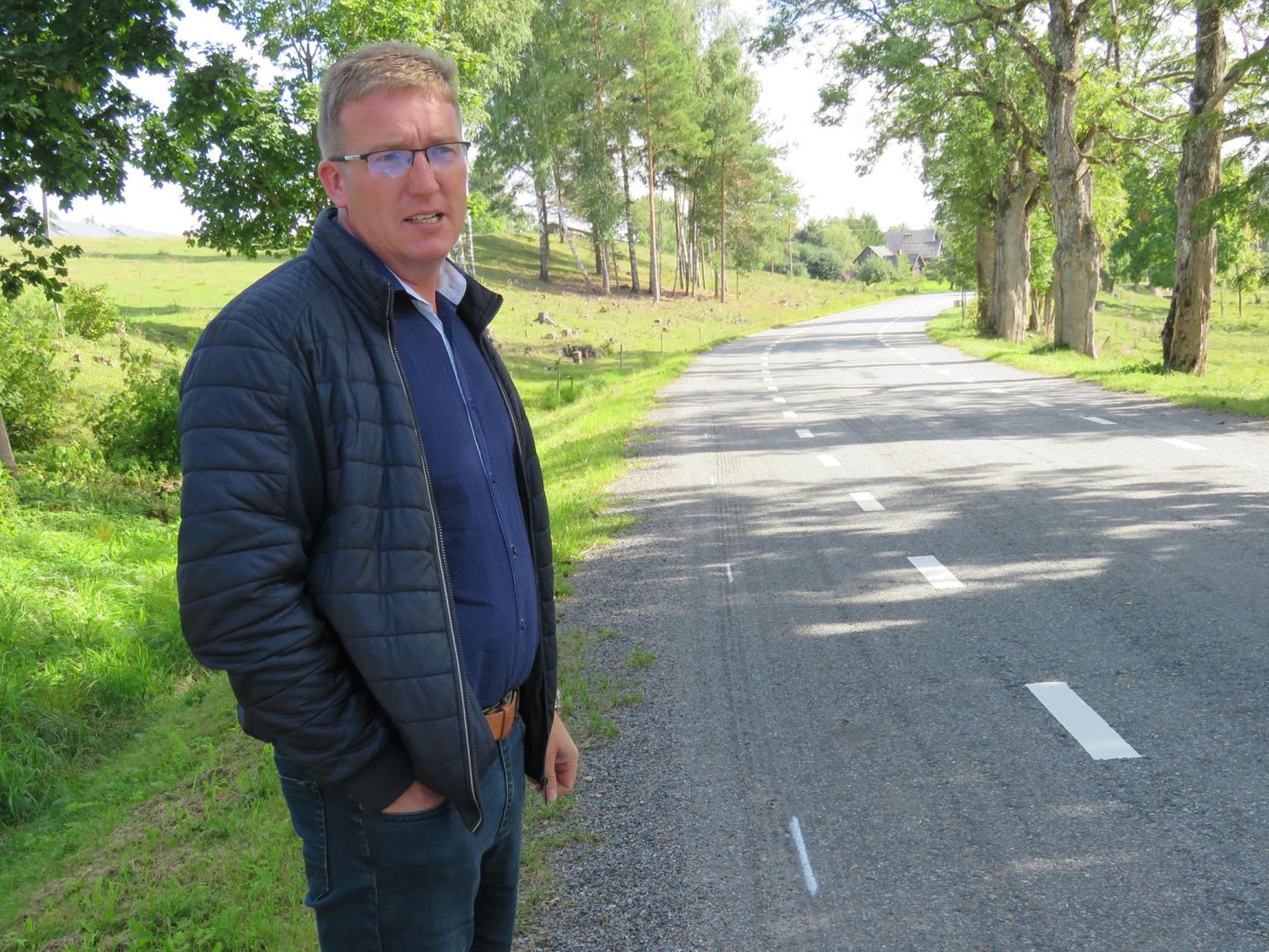 Päidla külavanema Ermo Kruuse sõnul tegi transpordiamet üllatava lahenduse: tee tehti üherajaliseks. Keskel on sõidurada ja äärtes jalakäijatele mõeldud osa.