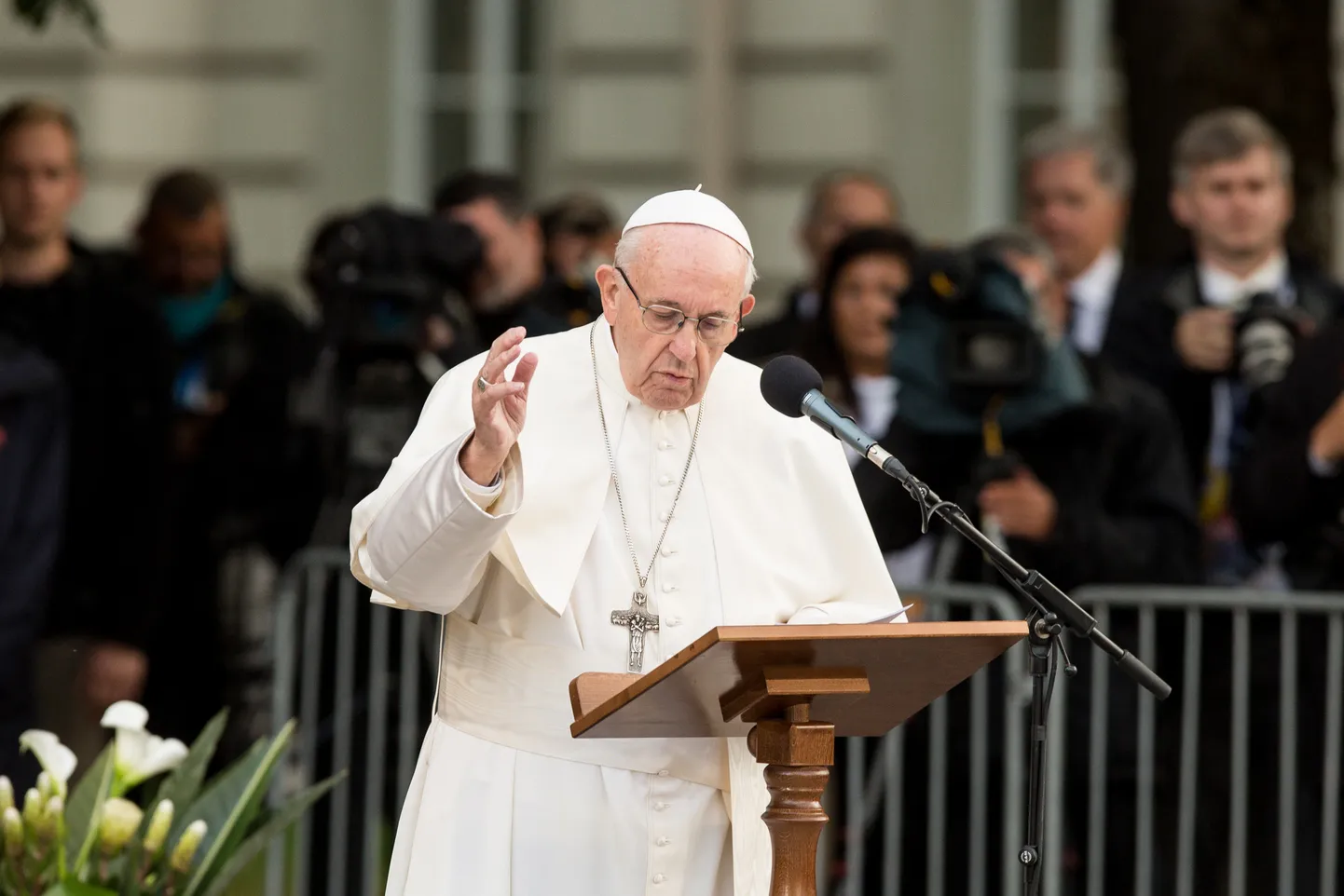Pāvests Francisks uzrunā sapulcējušos pie Okupācijas muzeja Viļņā 2018. gada 23. septembrī