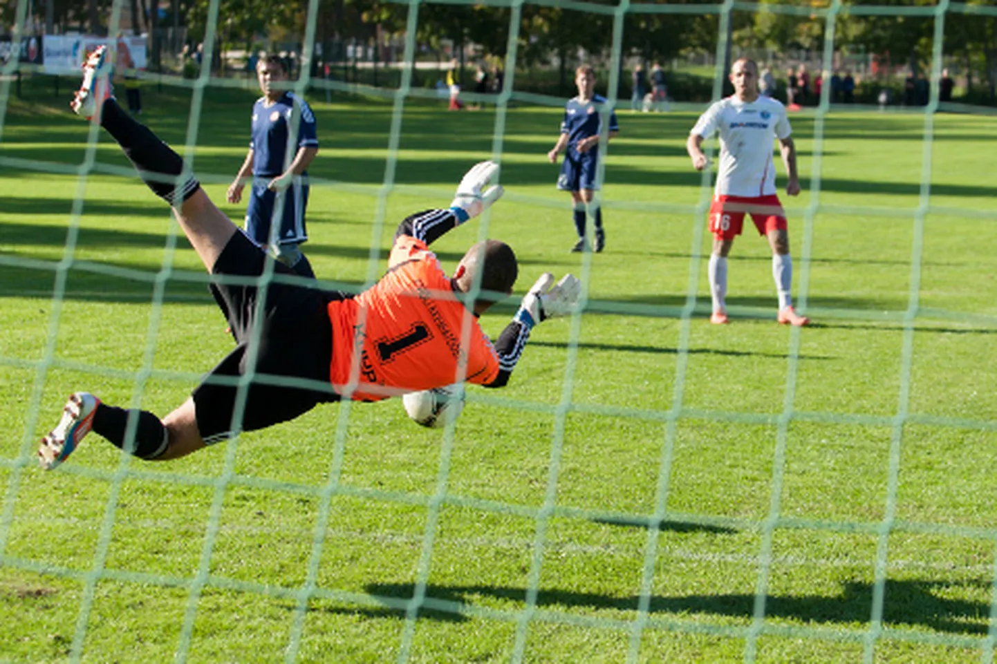 Kiviõli Irbis on sel hooajal visalt vingerdanud, et mängijate ja raha põuale vaatamata esiliigas konkurentsis püsida, ent nüüd ei õnnestu enam 11 meest kohtumisteks kokku saada.