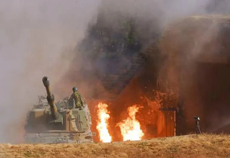Lõuna-Korea iseliikuv haubits põleb aastal 2010 pärast mürsutabamust. Foto: Reuters/Scanpix