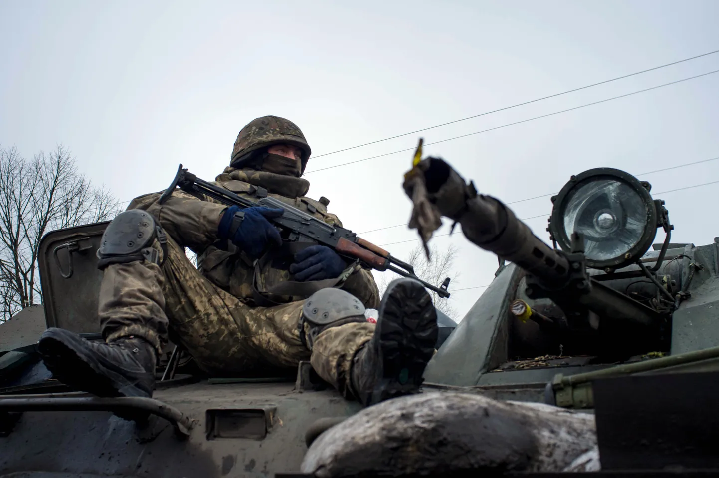Украинский военный на танке в районе Донецка.