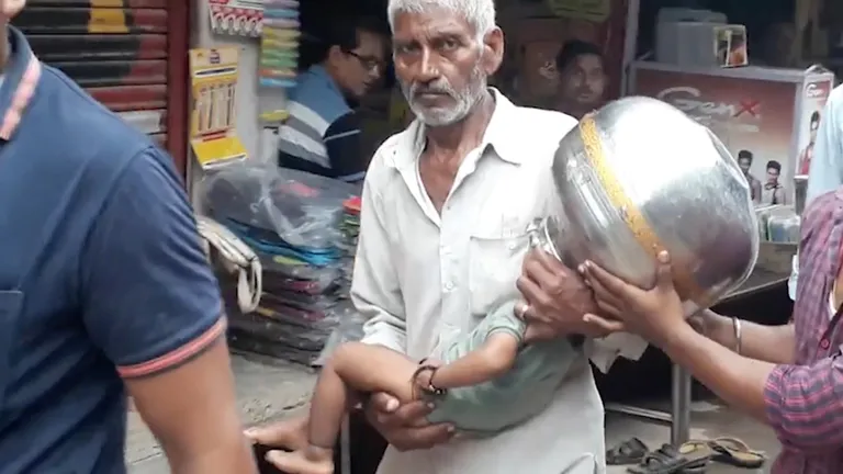 Üheaastasele india poisile jäi pott pähe kinni