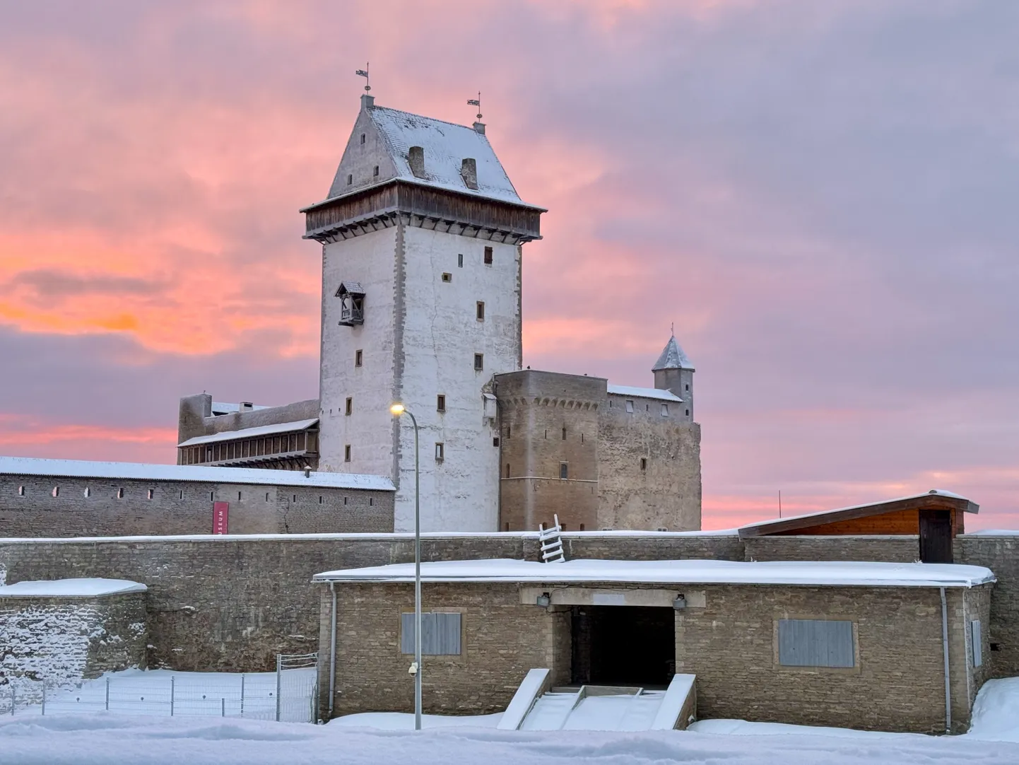 Narva linnuses tegutseva SA Narva Muuseum asutajateks on Eesti riik ja Narva linn, kuid kevadest saadik on selle juhtkonnas lõõmanud avalik konflikt, kui linna esindavad nõukogu liikmed on rünnanud muuseumi tegevjuhti Maria Smorževskihh-Smirnovat. Ministeerium on aga tema kaitsele asunud, süüdistades linna esindajaid Eesti mäluasutusse sobimatute väärtuste kandmises.