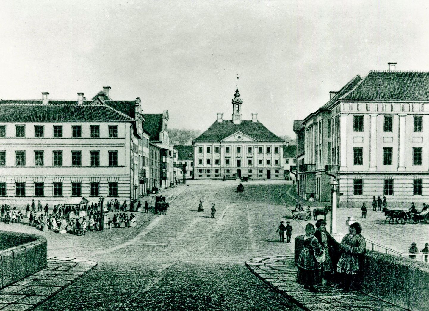 Karl August Hermanni Postimehe toimetuse esimene asukoht «Suure turu ääres nr 17 
Kapilovi majas Tartu panga vastu». Selles majas asus toimetus 1886–1889 (pildil vasakul, praeguse Raekoja plats 13 alal).