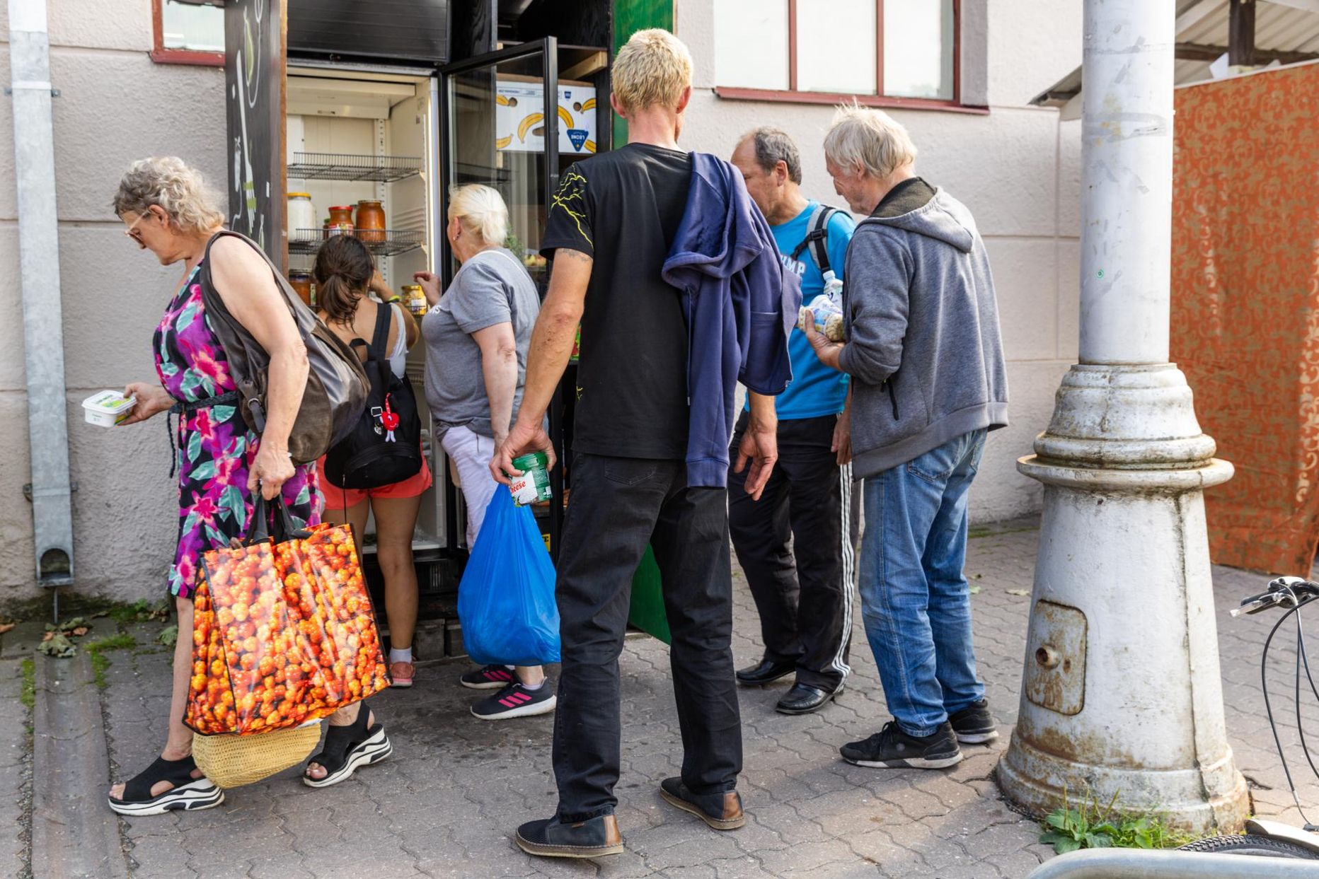 В среду волонтеры принесли в продуктовый шкаф возле здания рынка бутерброды, овощи, овощное рагу и многие другие продукты. Ко всему этому был проявлен большой интерес.