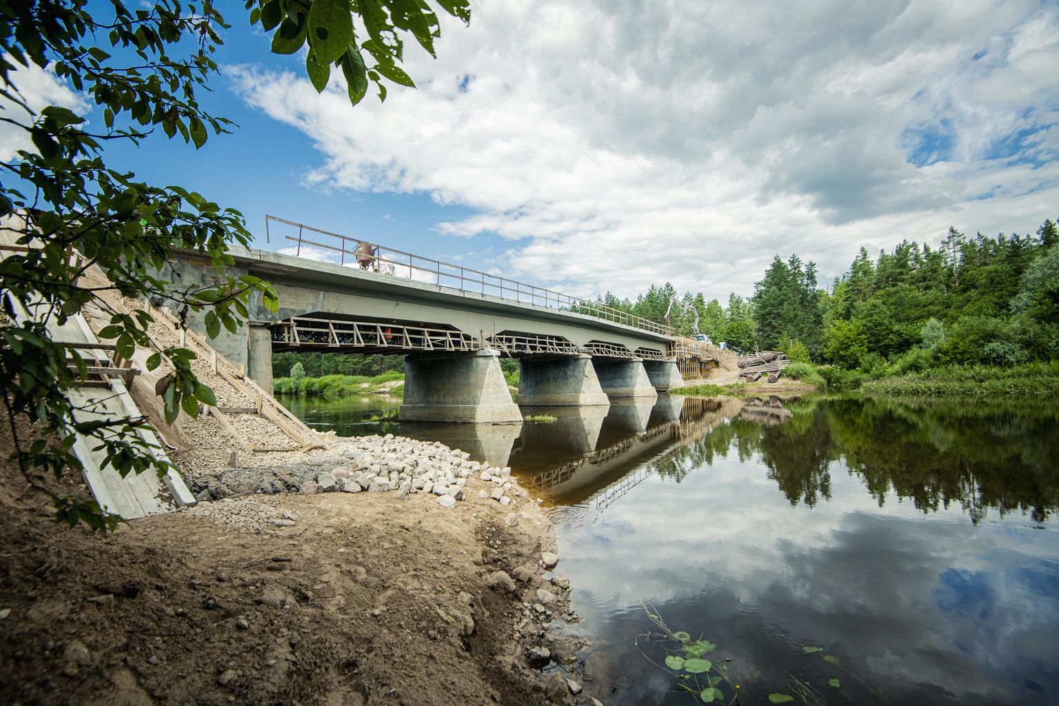 Tiltam pār Gauju Strenčos uzbūvēti jauni dzelzsbetona laidumi