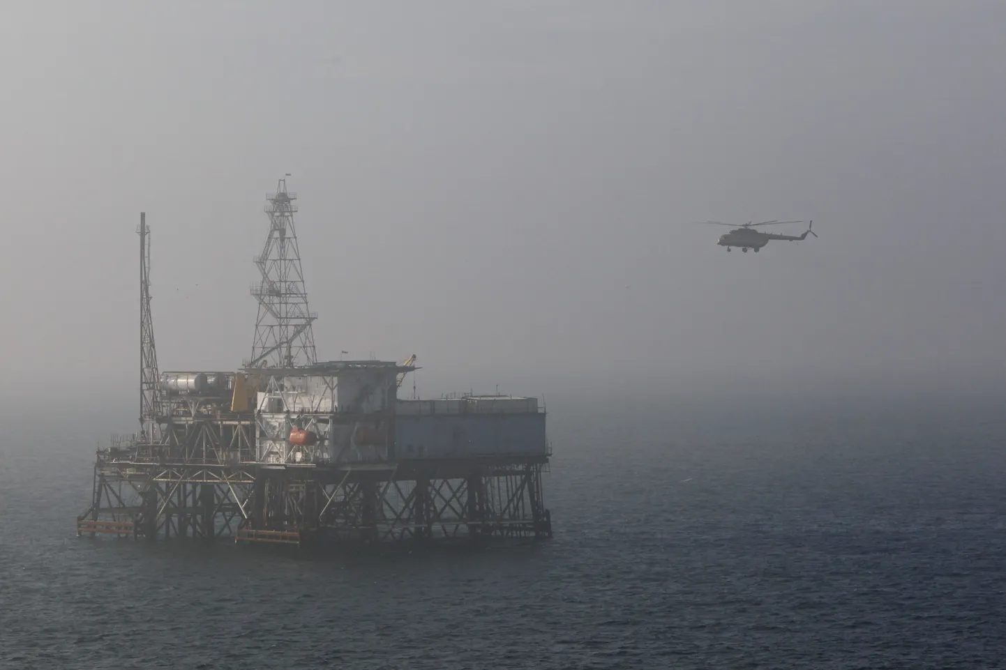 Aserbaidžaanile kuuluv naftaplatvorm Kaspia merel. Foto on illustreeriv.