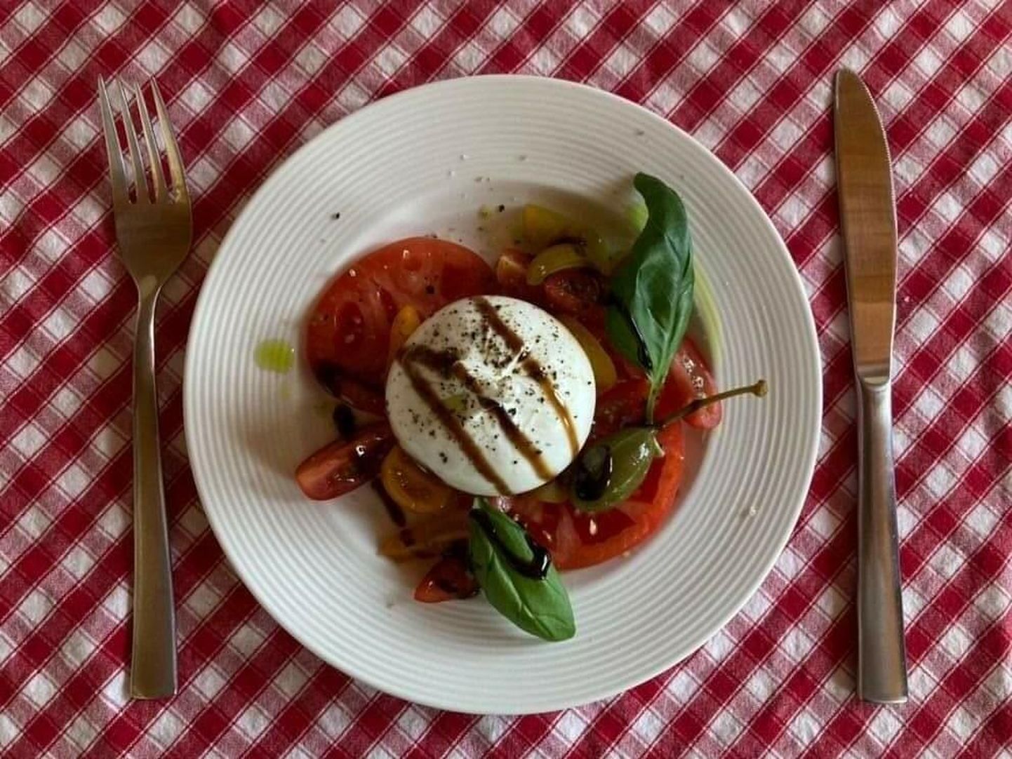 Üheks õhtuks Itaalia restoraniks muutuva Popsi Köögi menüüs on näiteks mozzarella-salat tomatiga.