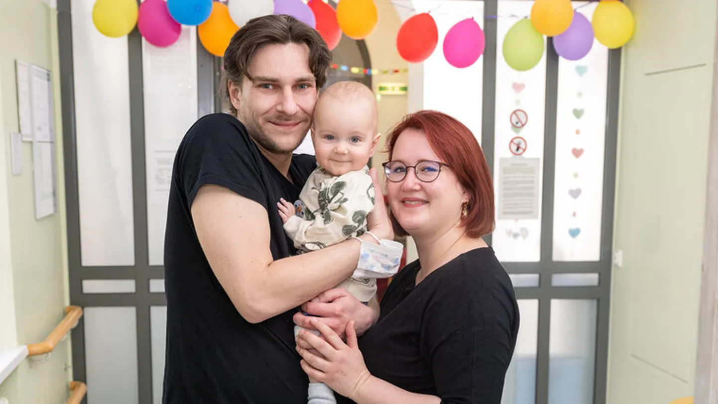 Väike Janosz on nüüd tagasi kodus õnnelike vanemate juures.