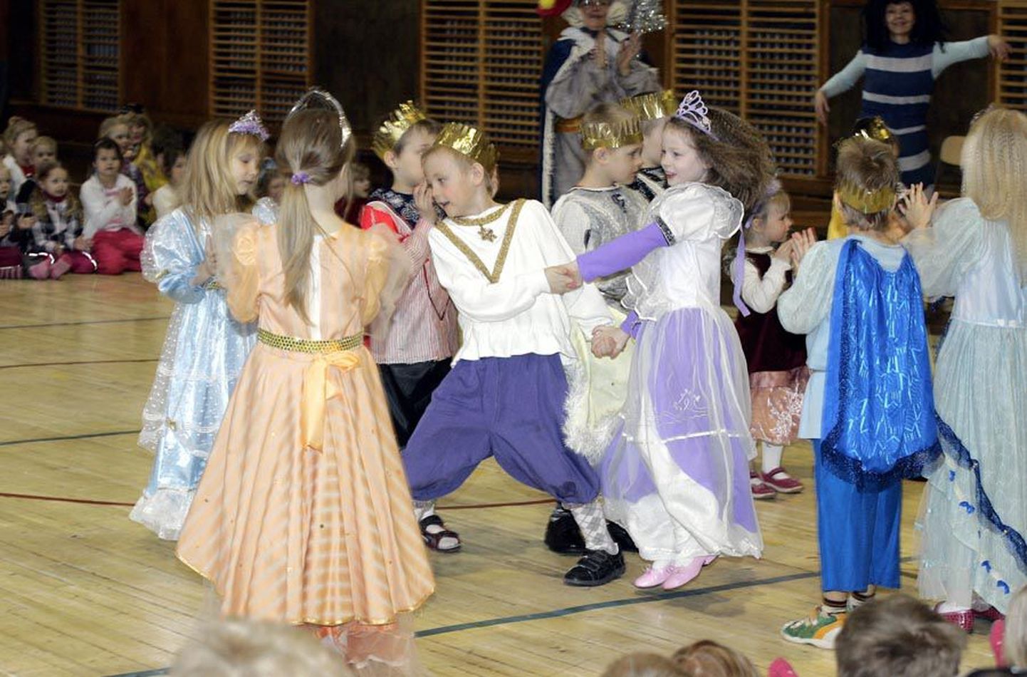 Männimäe lasteaia Oravakese rühma lapsed esitasid avamisel etenduse Tuhkatriinust. Pildi keskel on prints ja Tuhkatriinu tantsuhoos.