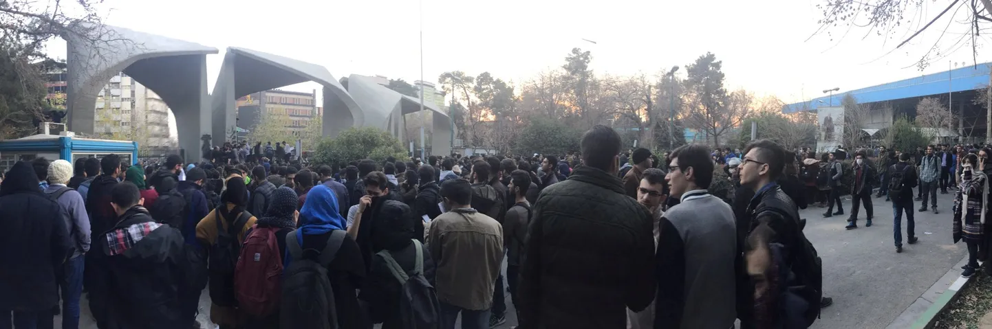 Meeleavaldajad laupäeval Teherani ülikooli juures.