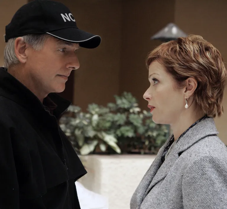 Kaader seriaalist «Navy NCIS : Naval Criminal Investigative Service» : Pildil Mark Harmon eriagent Jethro Gibbsina ja Lauren Holly NCISi juhi Jenny Shepardina
