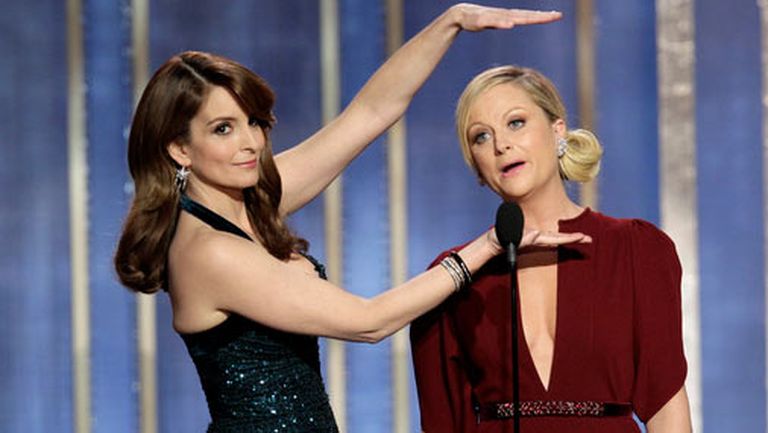 "Zelta globusa" ceremonijas vadītāju lomā atkal iejutīsies komiķes Tīna Feja (Tina Fey) un Eimija Polere (Amy Poehler).