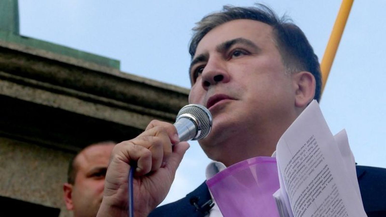 Сейчас Саакашвили, голодающий с момента своего задержания 1 октября, находится в тюремной больнице в тбилисском районе Глдани.