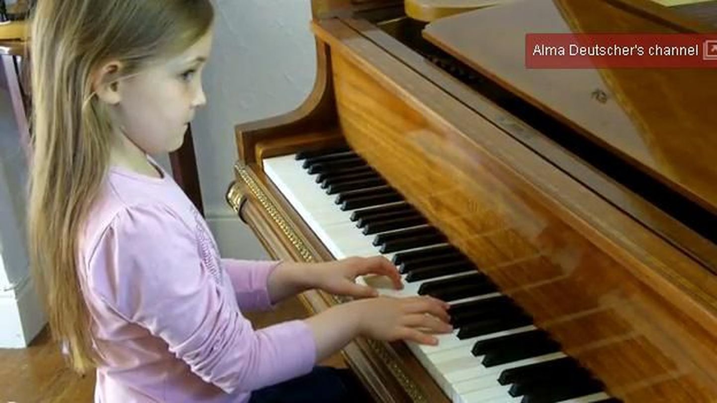 Альма Дойчер за игрой на фортепиано