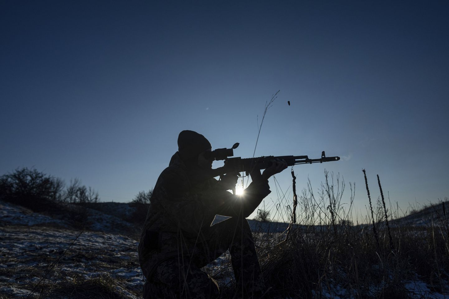 Ukraina sõjaväelane Lõmani linna lähedal, testimas relva, 8. jaanuaril 2023. a.