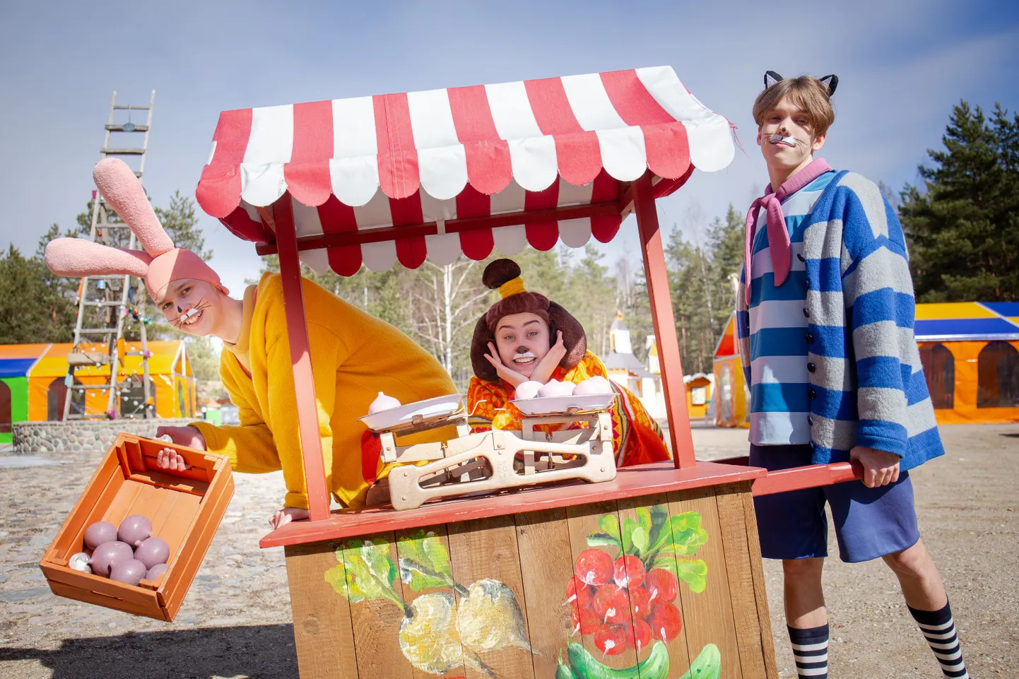 Lotte, Bruno ja Albert kutsuvad külastajaid Lottemaale, kus sel aastal toimub doktor Ave pulmapidu.