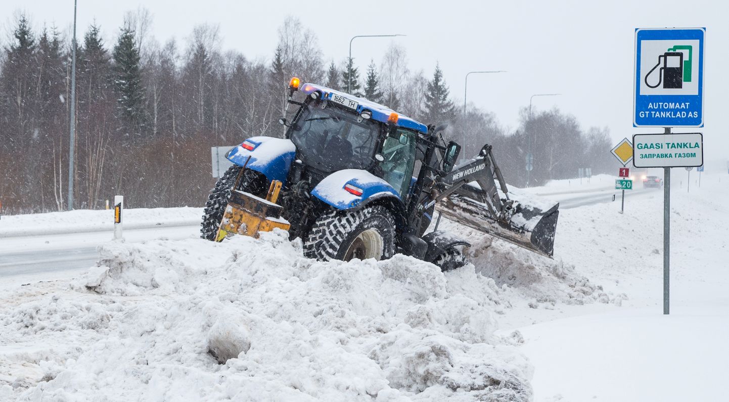 Võitluses lumega jääb alla ka tehnika: traktor jäi lumevangi Jõhvis Jaama tänaval.