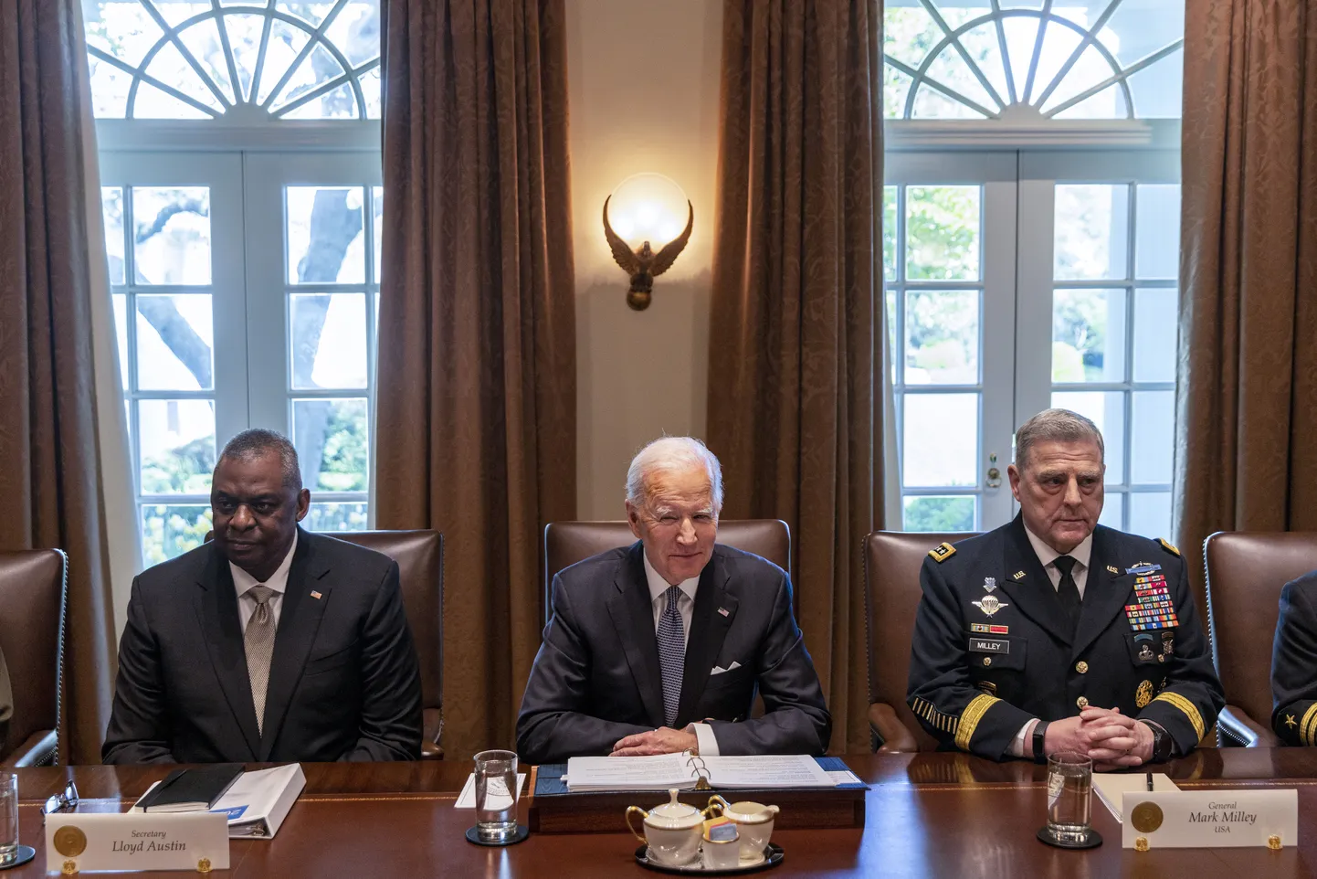 USA president Joe Biden (keskel), kaitseminister Lloyd J. Austin (vasakul) ja staabiülemate ühendkomitee esimees Mark A. Milley (paremal).