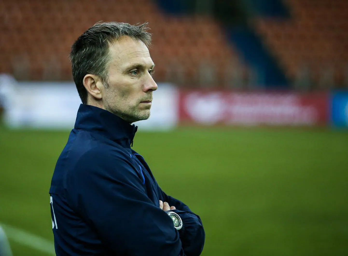Мартин Рейм наблюдает за игрой своих подопечных против сборной Молдавии (2:3).