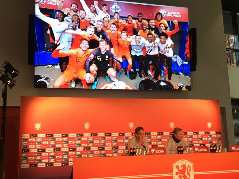 Hollandi jalgpallikoondise pressikonverents. Hollandi peatreener Ronald Koeman (all paremal) ja EM-finaalturniirile pääsenud koondis (üleval).