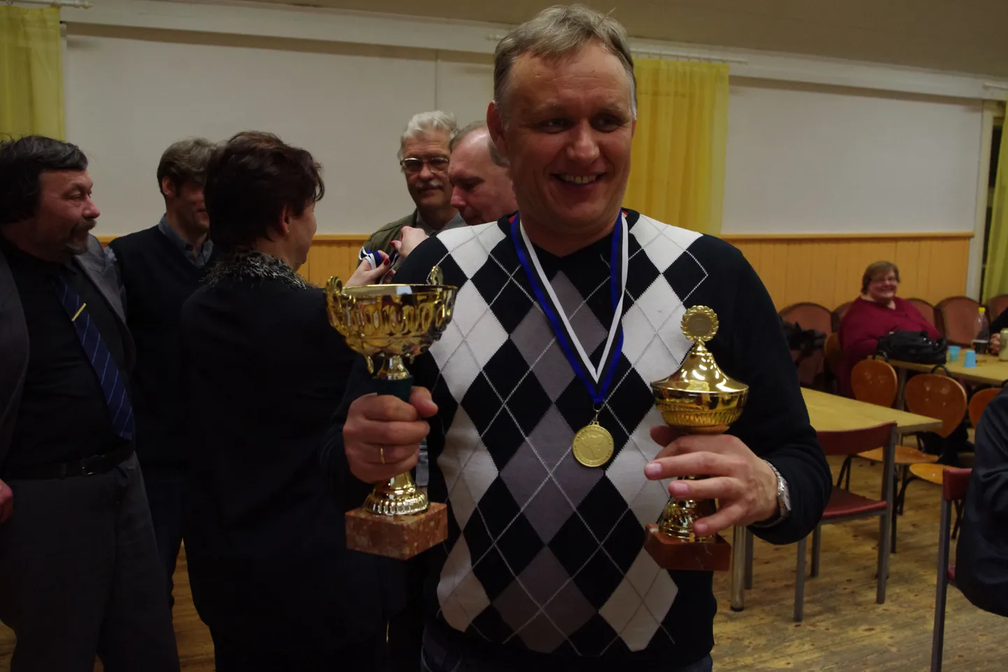 Mullu viis Valgamaa meistritiitli koju Otepää võistkond, mille ridadesse kuulus ka Urmas Kuldmaa, kes pildil tasuks saadud autasusid hoiab.
