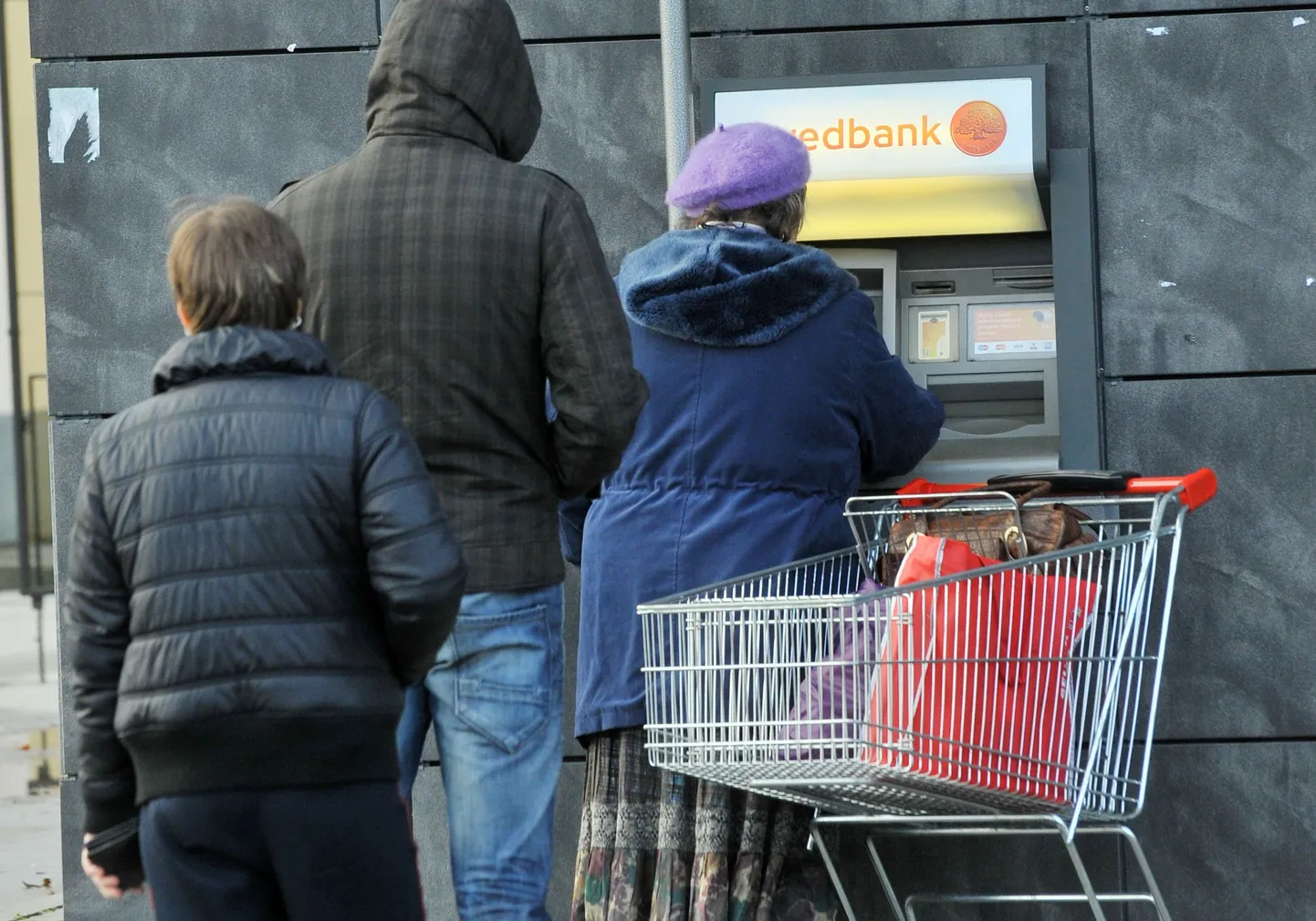 Viimase paari päeva probleemid kaardimaksetega pani inimesi sularaha varuma.