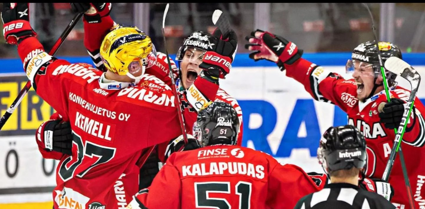 Jyväskylä hokimehed tähistamas 4:4 väravat.